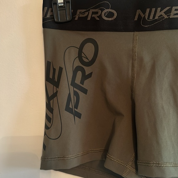 New!! Nike Pro Women’s bike shorts - Picture 2 of 7